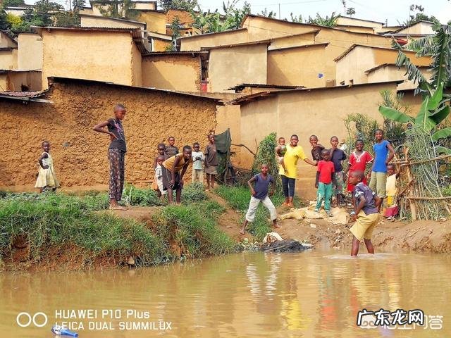 为什么很多非洲的孩子肢体很瘦但是肚子却异常的大？