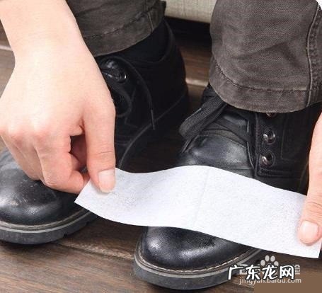 鞋油怎么擦,打完鞋油几分钟用布擦?