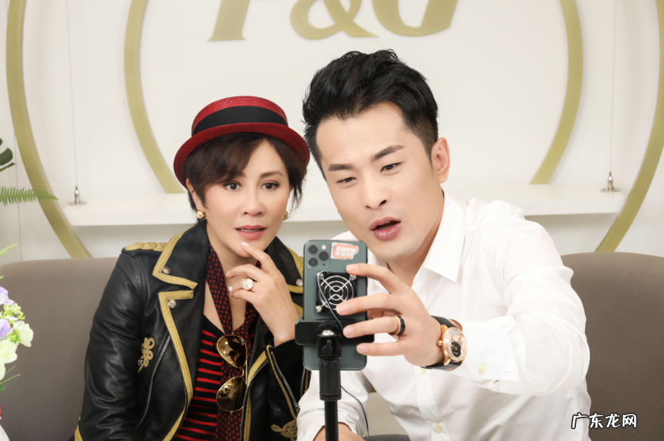 明星苦心经营的人设,被直播戳破了