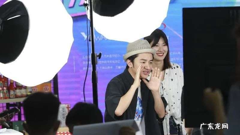 明星苦心经营的人设,被直播戳破了