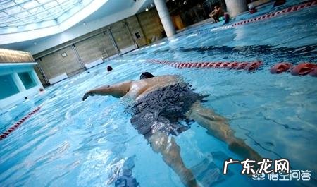 有腰间盘膨出,身体有点胖,晚上还能不能跑步,什么运动减肥好?