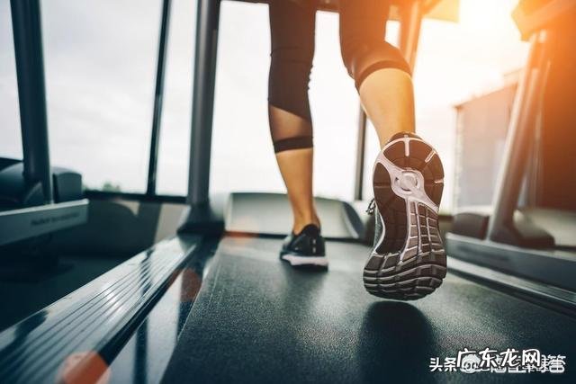 天气太冷广场舞大妈\"转战\"地下车库跳舞,对此你怎么看?