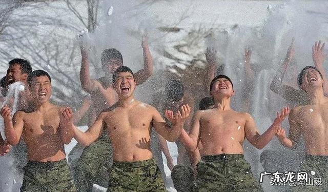 为什么感觉很多韩国年轻人不愿意当兵呢？