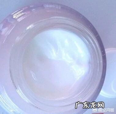 皮肤干燥用什么化妆品好?