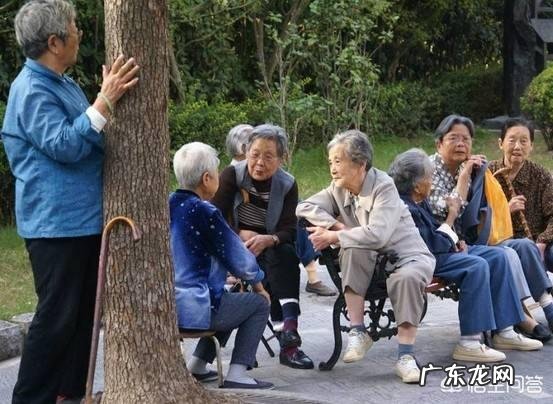 为什么有些人更愿意去关注娱乐圈,而不会关心自己身边的大小事?