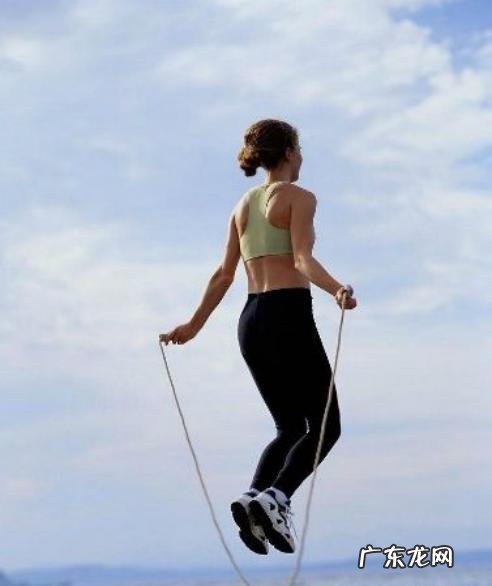 骑动感单车和跑步机上慢跑,哪个更减肥?