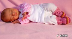 宝宝一睡着就满头大汗，这是因为缺什么导致的？