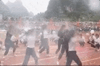 中学运动会开幕式现撩衣舞，对此你有何看法？