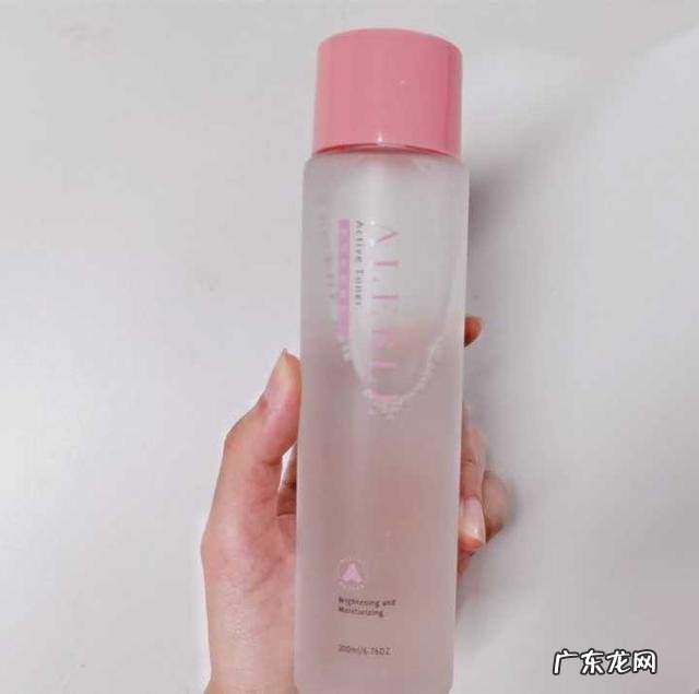 脸上总长痘痘是怎么回事,该怎么办?