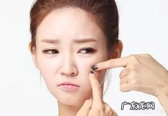 脸上总长痘痘是怎么回事，该怎么办？