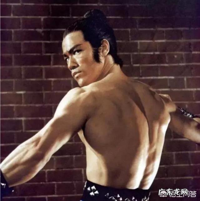 健身房新手应该怎样练背 在健身房练背时总是找不到背部发力感该怎么办？