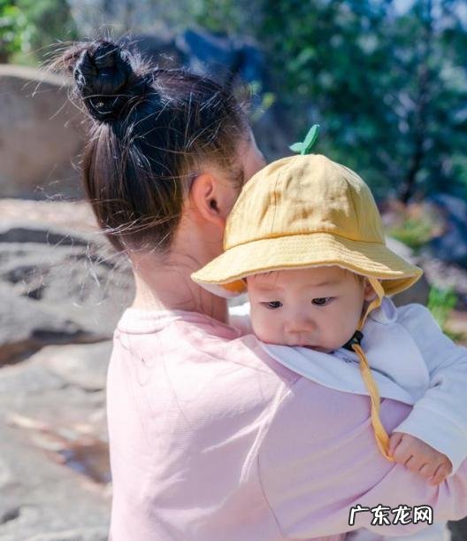 婴儿吃奶总打挺是怎么回事-为什么宝宝吃奶吃一会就会打挺