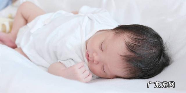 婴儿吃奶总打挺是怎么回事-为什么宝宝吃奶吃一会就会打挺