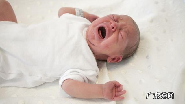 婴儿吃奶总打挺是怎么回事-为什么宝宝吃奶吃一会就会打挺