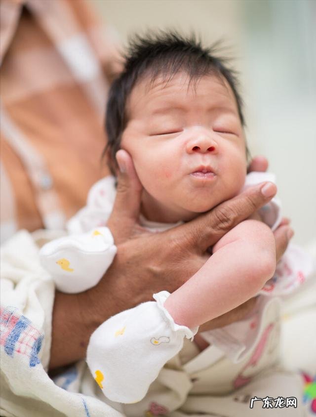 婴儿吃奶总打挺是怎么回事-为什么宝宝吃奶吃一会就会打挺