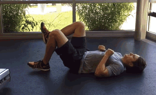 如何在家使用弹力带锻炼臀部?