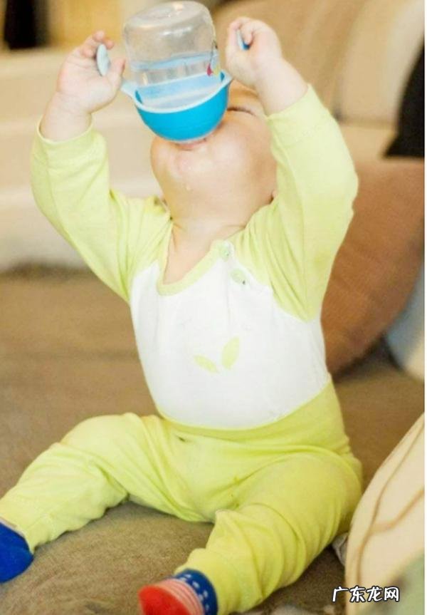 宝宝一天都在吃奶状态是怎么回事-一个月宝宝频繁吃奶吃不饱状态