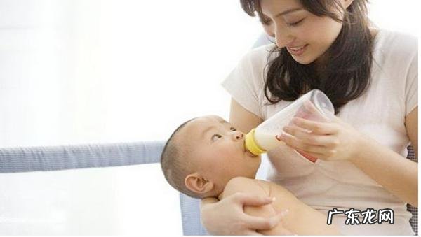 宝宝一天都在吃奶状态是怎么回事-一个月宝宝频繁吃奶吃不饱状态