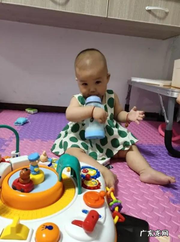 宝宝一天都在吃奶状态是怎么回事-一个月宝宝频繁吃奶吃不饱状态