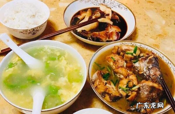 早餐吃好，午餐吃饱，晚餐吃少，晚上不吃饭光吃水果营养健康吗