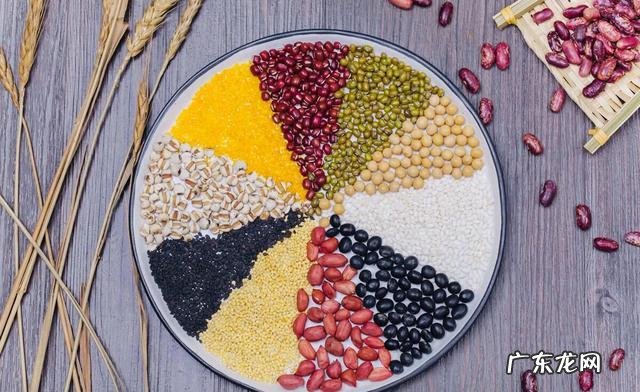 早餐吃好，午餐吃饱，晚餐吃少，晚上不吃饭光吃水果营养健康吗