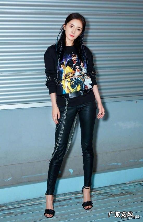 “黑丝”果然都是给细腿准备的,杨幂宋佳同穿字母丝袜谁腿更绝?