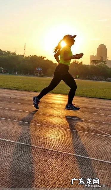 睡前泡脚对身体有什么好 晚上睡前泡脚有什么好处和作用？