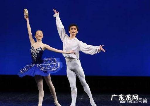 如何看待马思纯上《快乐大本营》衣着不得体引发热议