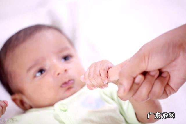 为啥婴儿爱握住手指-婴儿为什么喜欢捏手指