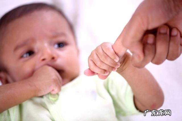 为啥婴儿爱握住手指-婴儿为什么喜欢捏手指