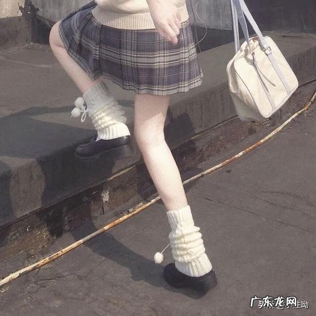 女大学生穿黑丝袜上学,会不会显的太成熟?