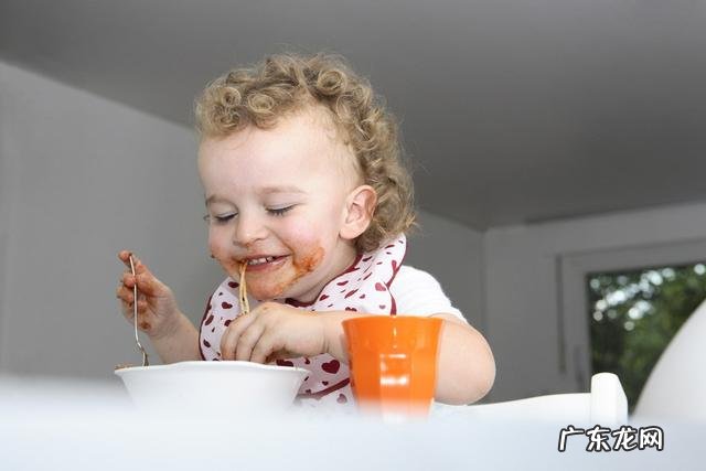 宝宝应该喂食还是自主进食-宝宝自主进食能吃饱没