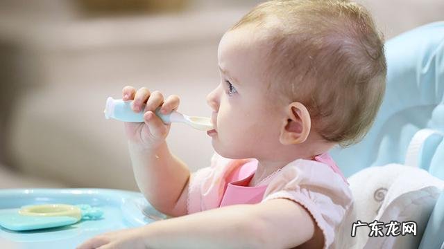 宝宝应该喂食还是自主进食-宝宝自主进食能吃饱没