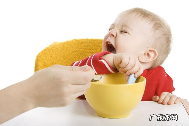 宝宝应该喂食还是自主进食-宝宝自主进食能吃饱没