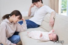 宝宝爱哭闹特别粘人是什么原因-婴儿突然爱哭闹粘人