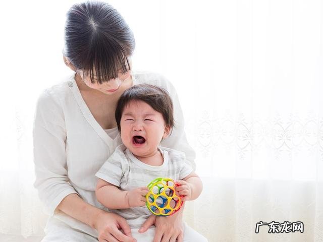 宝宝爱哭闹特别粘人是什么原因-婴儿突然爱哭闹粘人
