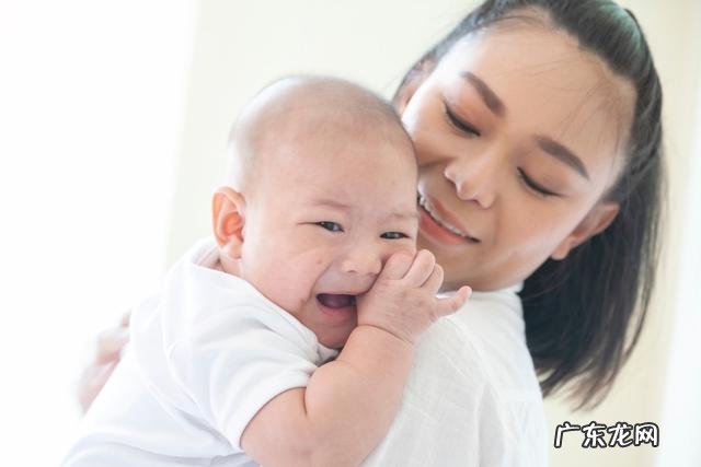 宝宝爱哭闹特别粘人是什么原因-婴儿突然爱哭闹粘人