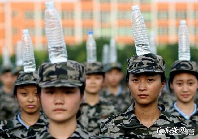 男生的皮肤突然开始变得很油,长了很多闭口,该怎么办