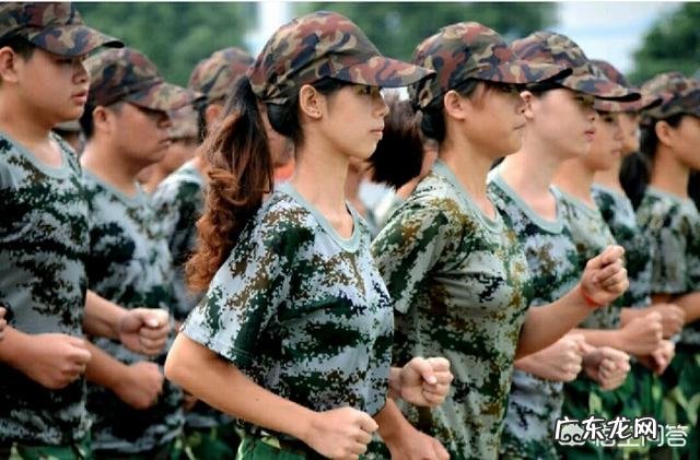 男生的皮肤突然开始变得很油,长了很多闭口,该怎么办