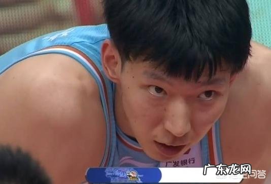 苦练+增重,为何在比赛中,周琦还是顶不动青岛的小后卫呢?