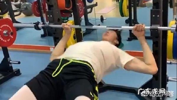 苦练+增重,为何在比赛中,周琦还是顶不动青岛的小后卫呢?