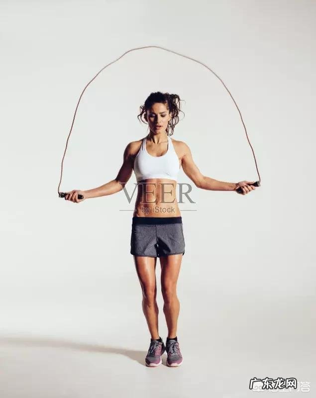 每天只吃水果,跳绳三千,一个月大概能瘦多少呢?