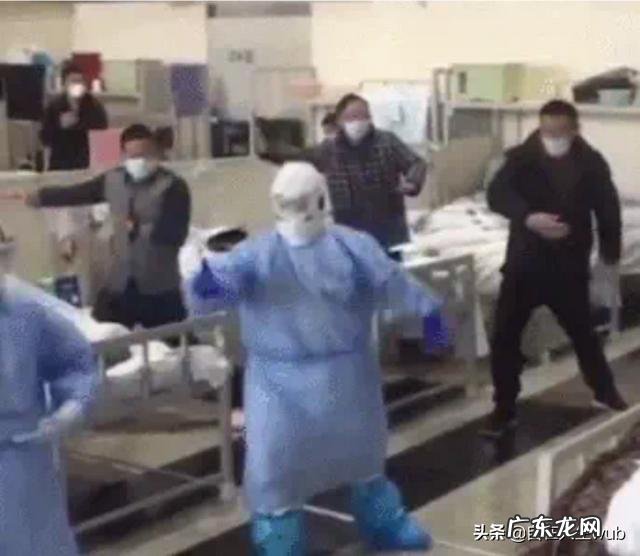 武汉方舱医院跳广场舞的图片 武汉方舱医院医患联合起来大跳广场舞,成为独特景观。你怎么看?