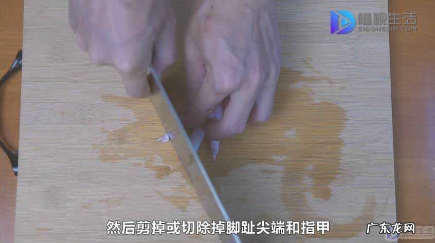 看视频怎么从中间剁开鸡爪? 鸡爪怎么切两半视频
