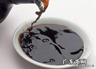 一中学的饮水机变饮醋机,学生直接拿餐盒接着喝,这是怎么回事?