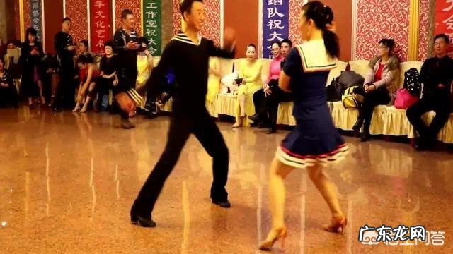交谊舞两口子在广场一起跳的多吗？
