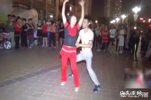 交谊舞两口子在广场一起跳的多吗？