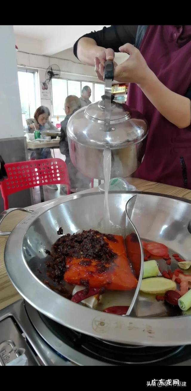 重庆麻辣火锅蘸酱 你觉得吃麻辣火锅蘸麻酱是种什么感觉?