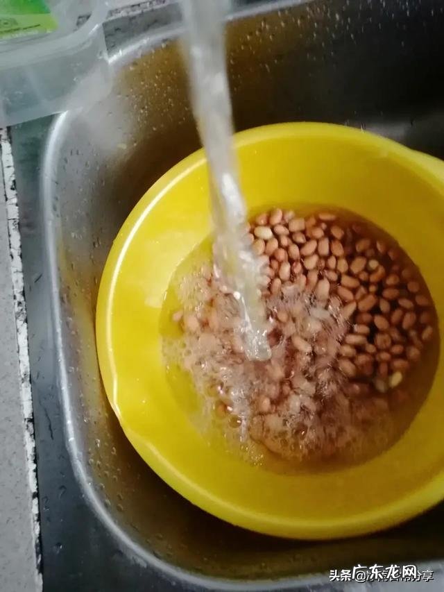 白罗卜、红罗卜、花生米做凉拌菜怎么做？