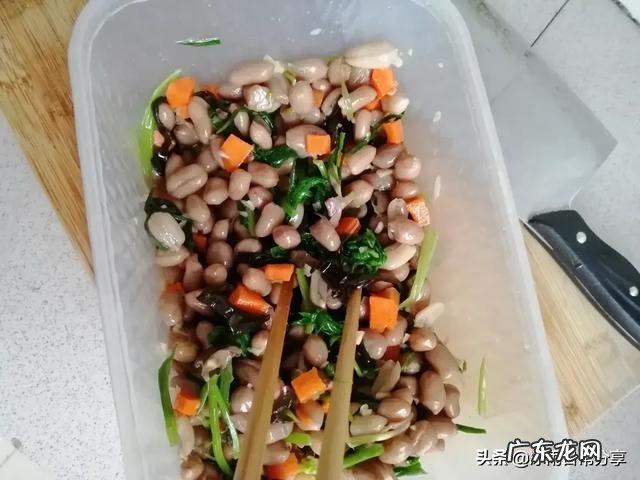 白罗卜、红罗卜、花生米做凉拌菜怎么做？